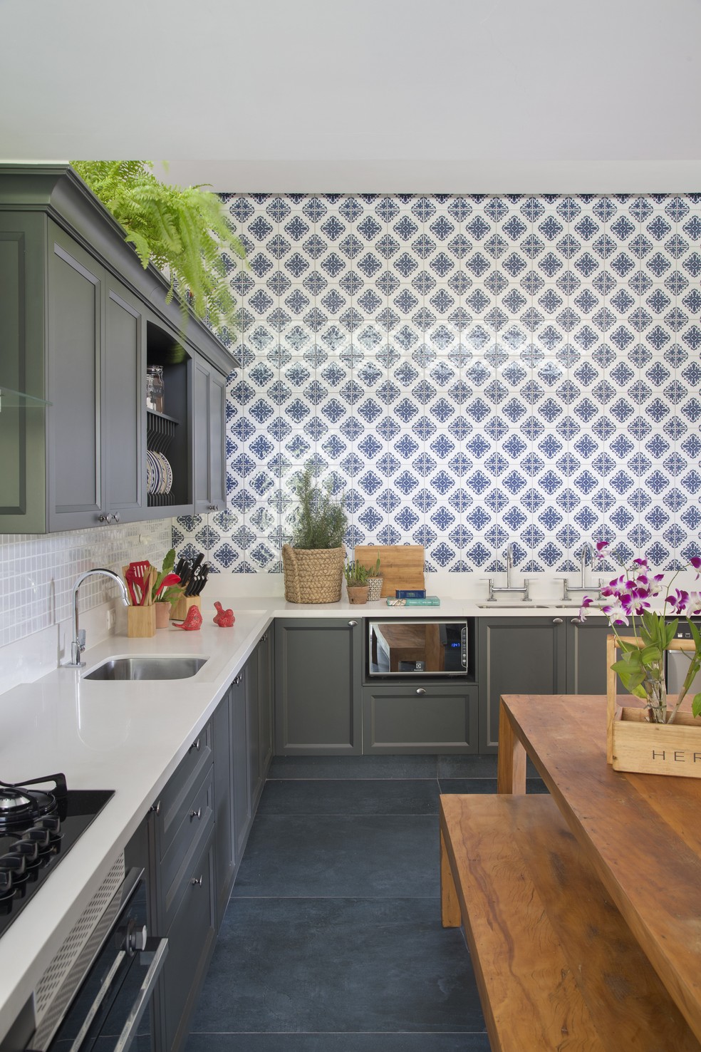 Décor do dia: cozinha com estilo provençal e azulejo português