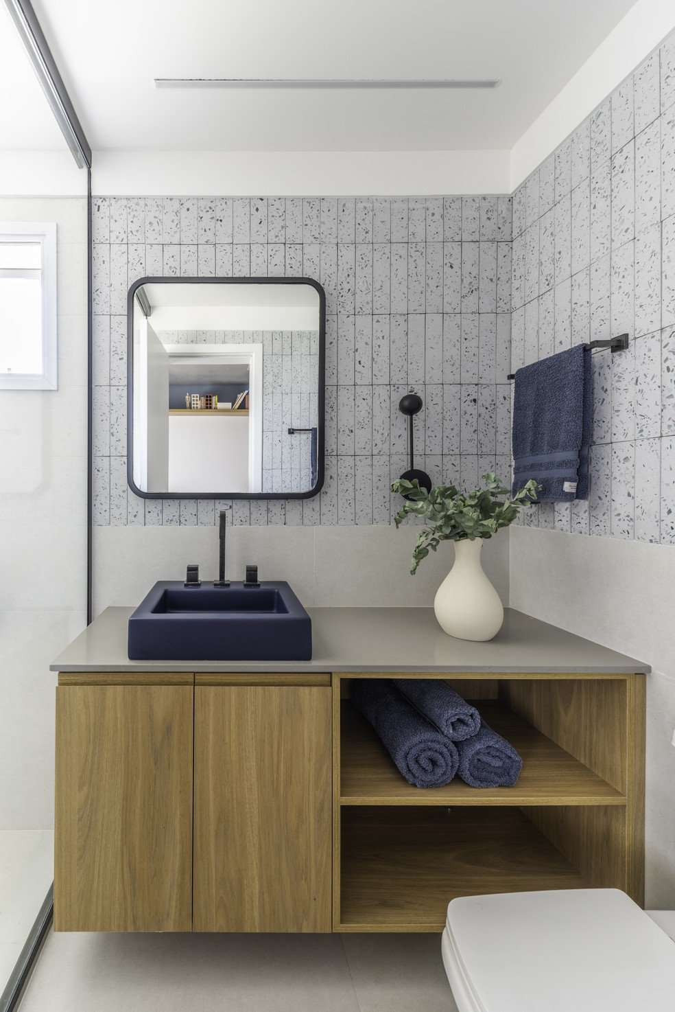 No banheiro do menino, toda a decoração ganhou tons de azul, a exemplo da cuba e dos detalhes do azulejo das paredes — Foto: Guilherme Pucci