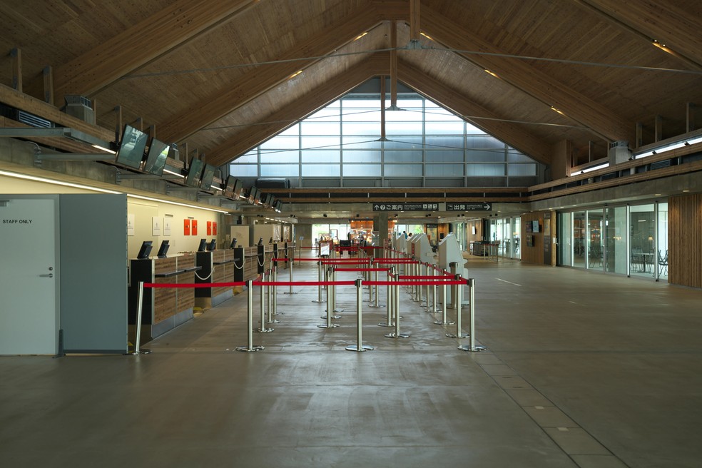 O telhado tradicional de duas águas é um dos destaques do aeroporto — Foto: © TokioMarineLife/Getty Images
