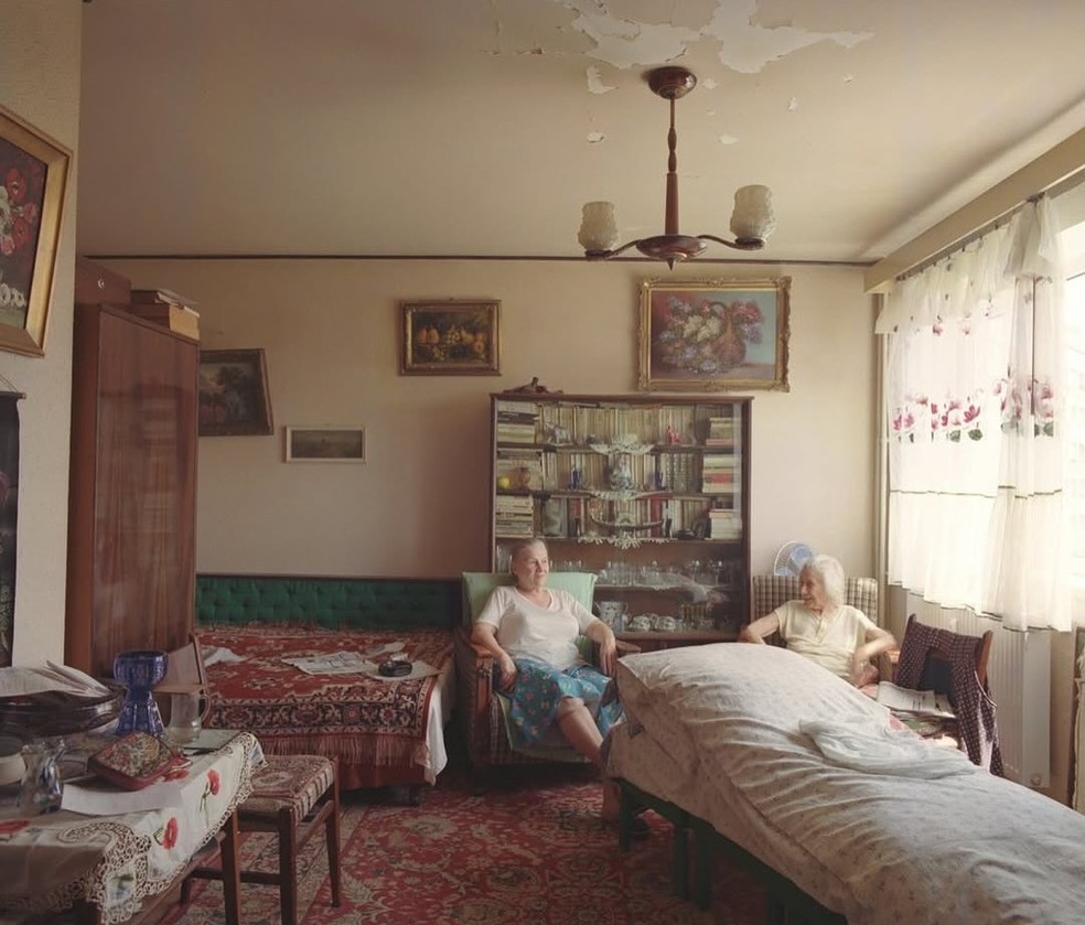 10 apartamentos idênticos com interiores personalizados são tema de série fotográfica — Foto: Bogdan Gîrbovan