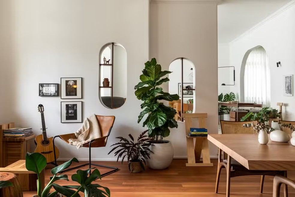 Arcos, design brasileiro e plantas decoram apartamento, em Blumenau. O projeto é assinado pelos arquitetos Nicholas Alencar e Fernanda Rabello, do escritório Alencar Arquitetura — Foto: Eduardo Macarios