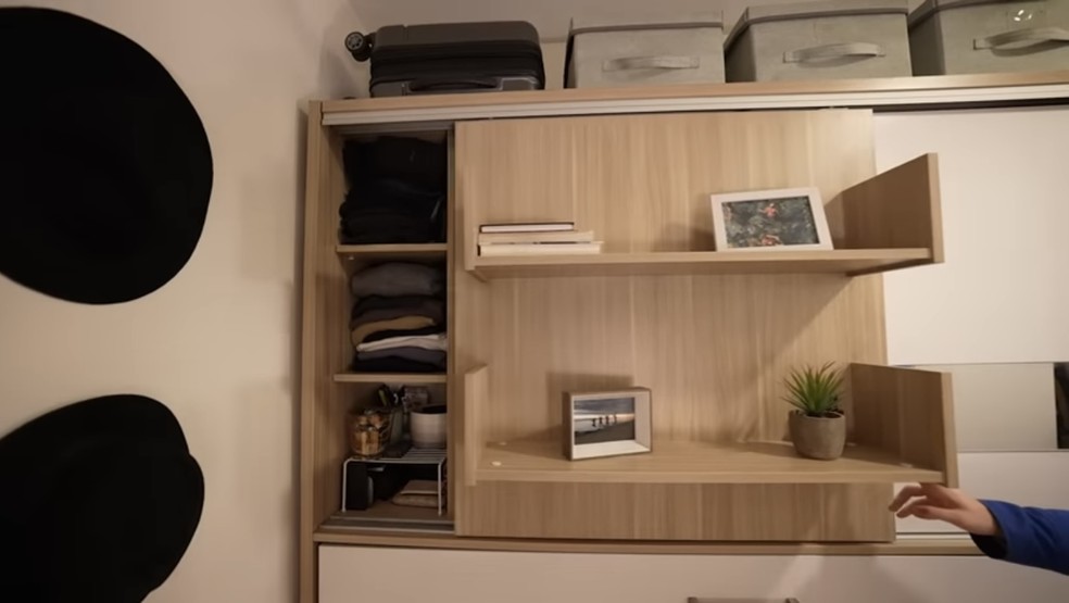 O armário é multifuncional, servindo para guardar as roupas e como espaço decorativo — Foto: Reprodução/YouTube @CALEBWSIMPSON