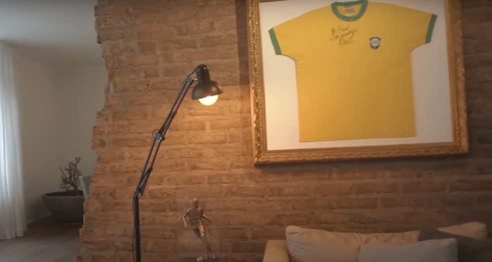 Fred Bruno tem camisa autografada por Pelé — Foto: Reprodução/YouTube