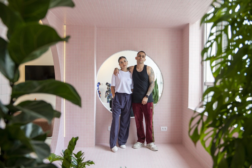 Por dentro do apartamento contemporâneo e irreverente de Laudz e Clau