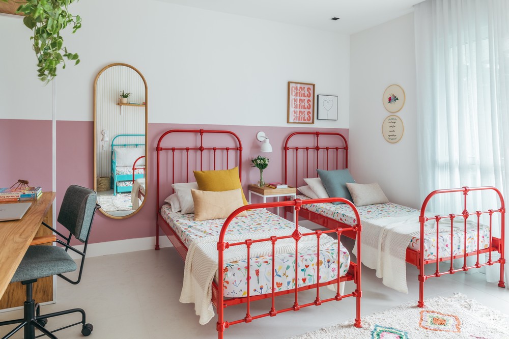 Décor do dia: quarto de irmãs com camas de ferro e bancada de estudos