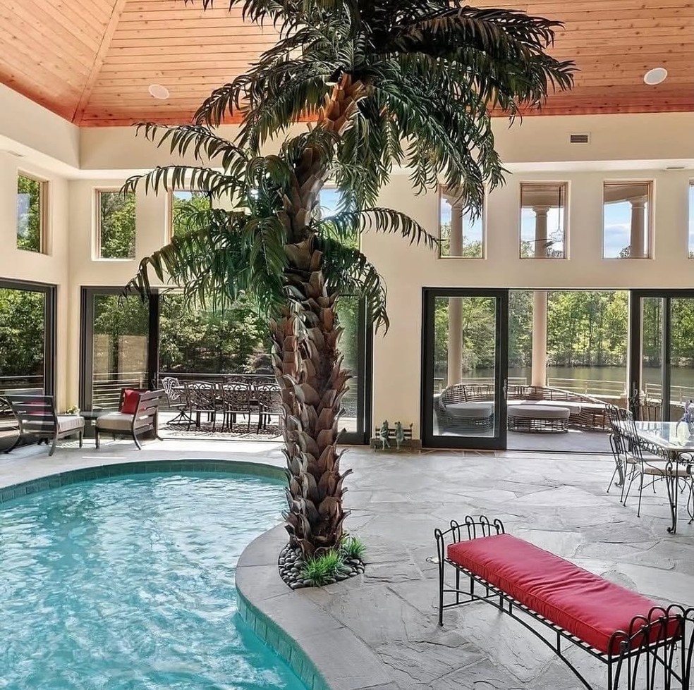 Avaliada em R$ 53 milhões, casa isolada à beira de lago nos EUA tem interiores surpreendentes — Foto: Divulgação/Real Estate