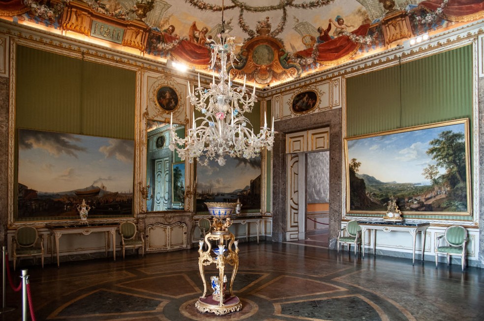 Sala no palácio de Caserta, com pinturas no teto e um lustre de cristal — Foto: Ivan Romano/Getty Images
