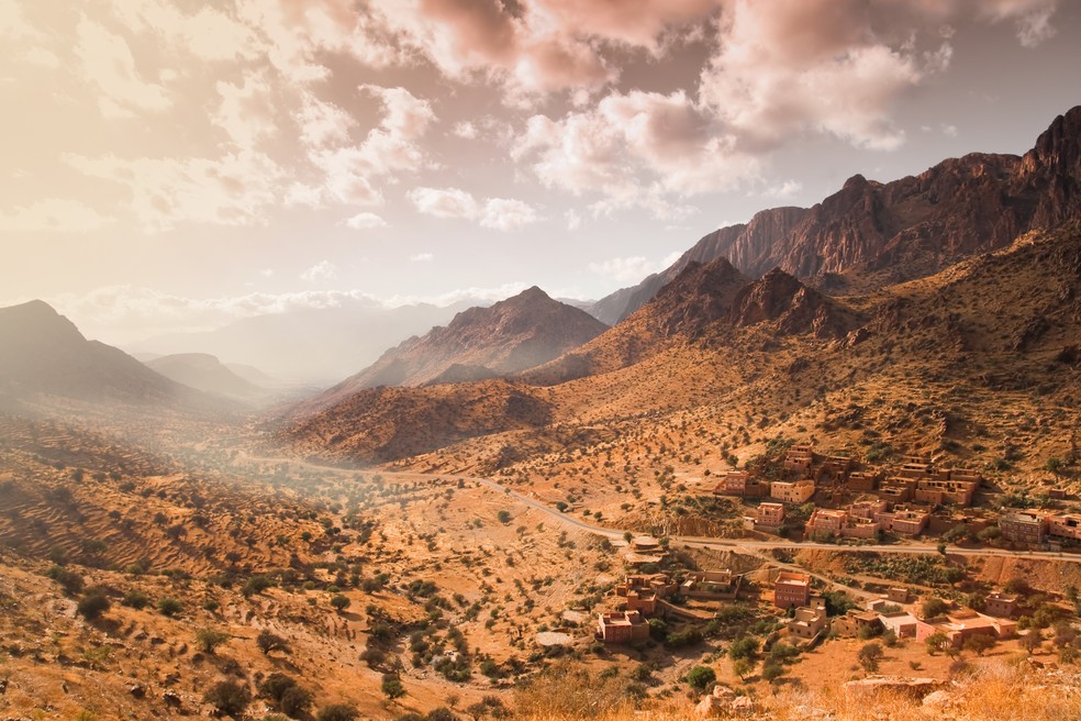Conhecida como a porta do deserto, Ouarzazate tem casas feitas de adobe, taipa de pilão, tijolos de argila e madeira — Foto: Artur Debat/Getty Images