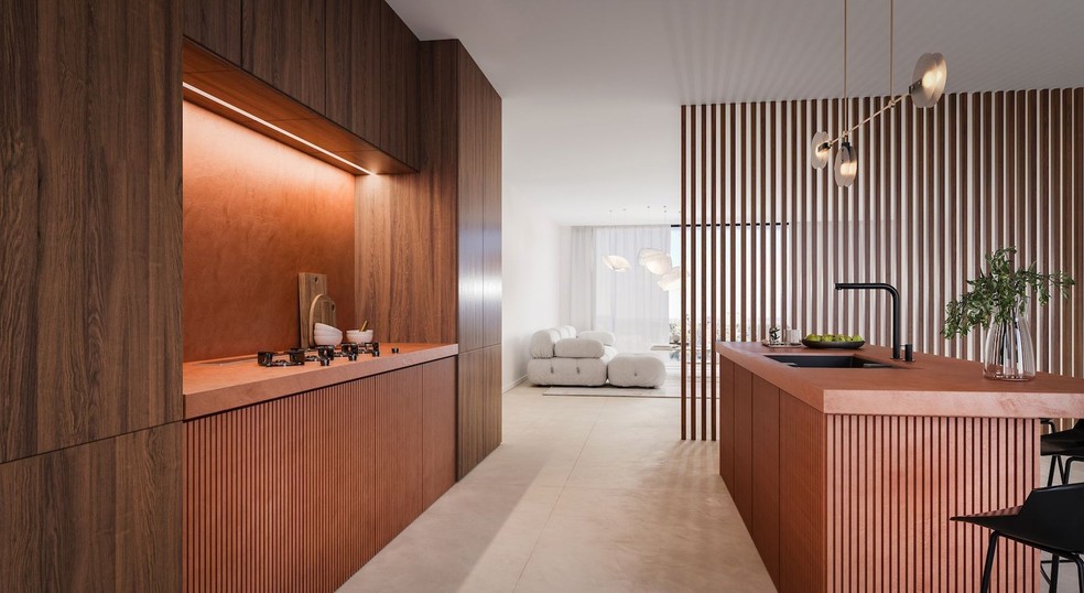 Esta cozinha recebeu superfícies de Dekton em tom de terracota  — Foto: Reprodução AD Espanha