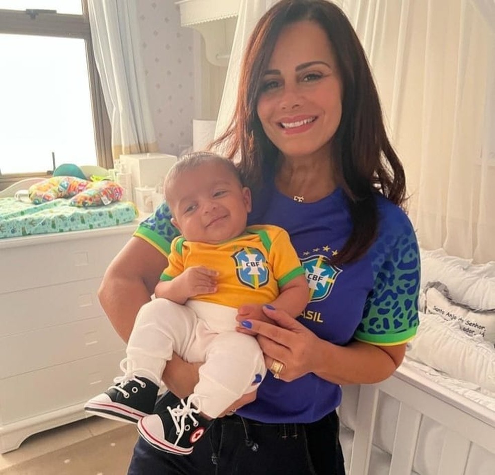 Viviane Araújo e o filho, Joaquim, torcem em casa para o Brasil na Copa 2022 — Foto: Reprodução/Instagram