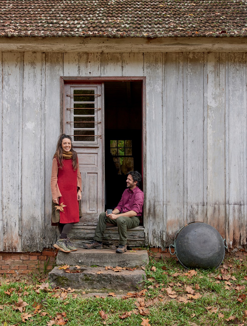 Nicole Tomazi  e Sergio Cabral posam  na entrada da casa — Foto: André Klotz