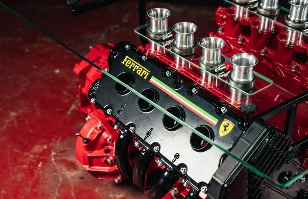 Mesa de café com bloco de motor Ferrari é leiloada por R$ 80 mil — Foto: Divulgação