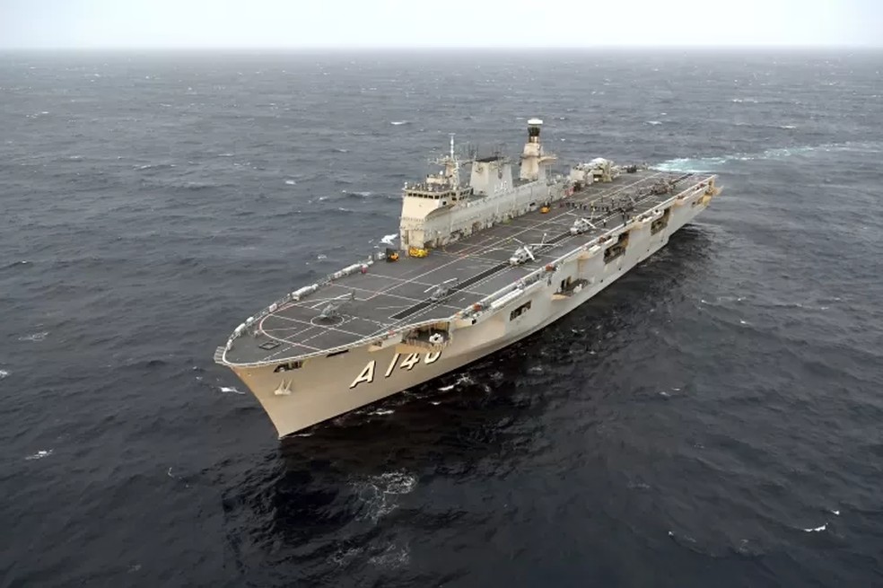 Conheça o maior navio da Marinha