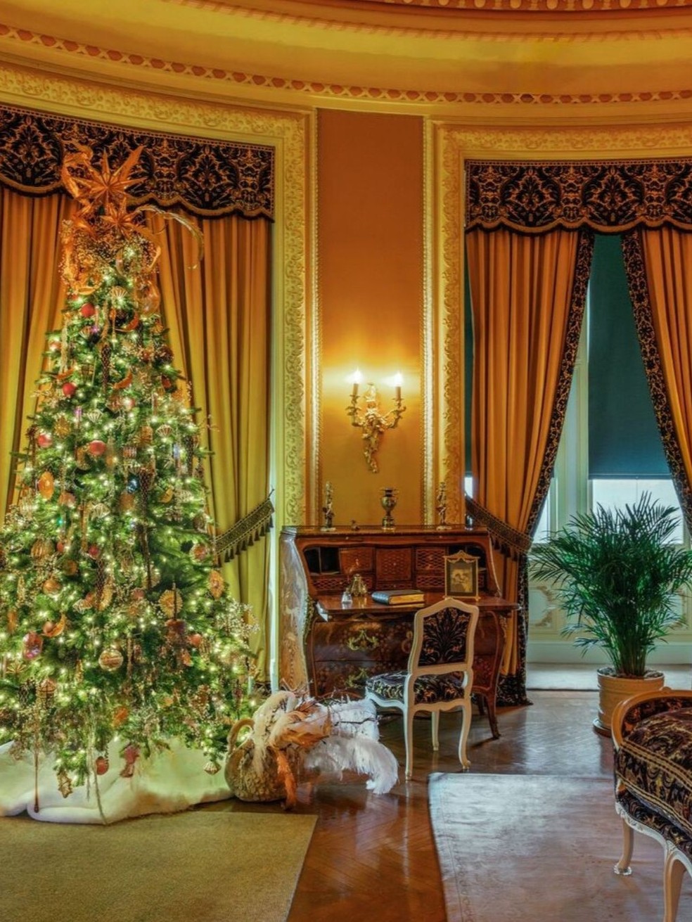 Com 16 mil m², maior mansão dos Estados Unidos capricha decoração com 10 mil enfeites de Natal — Foto: Divulgação/Biltmore Estate