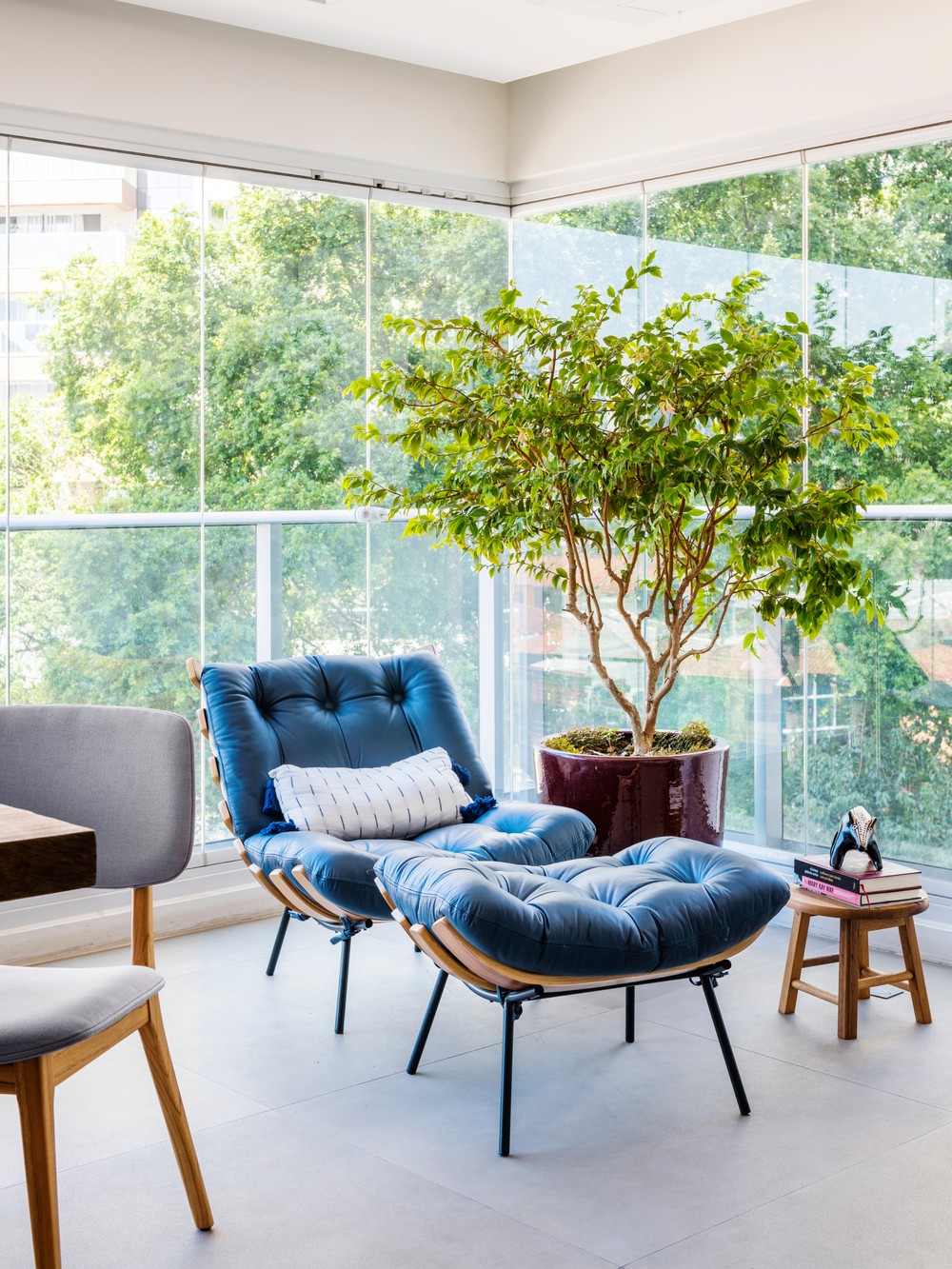 Décor do dia: cozinha e varanda com azulejos decorados na cor azul