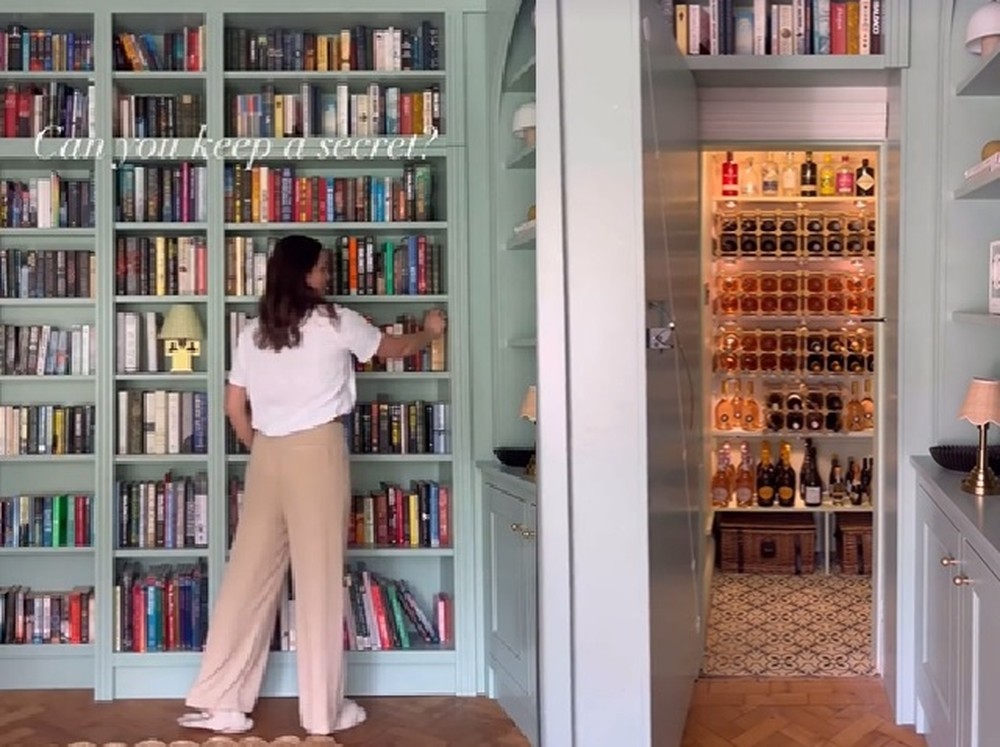 Adega 'escondida' em biblioteca viraliza na web; vídeo