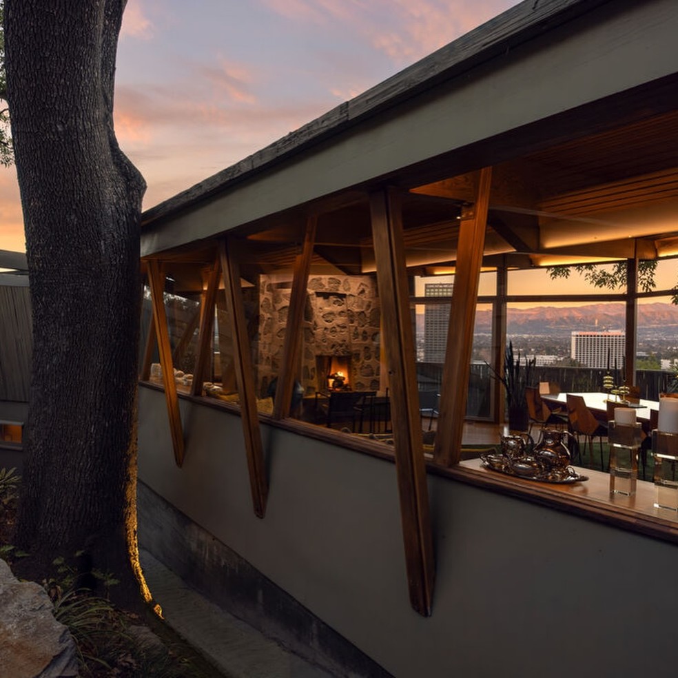 À venda por R$ 35 milhões, casa com design angular é chamada de 'escultura arquitetônica' — Foto: Carol Wood Real Estate/Divulgaçáo