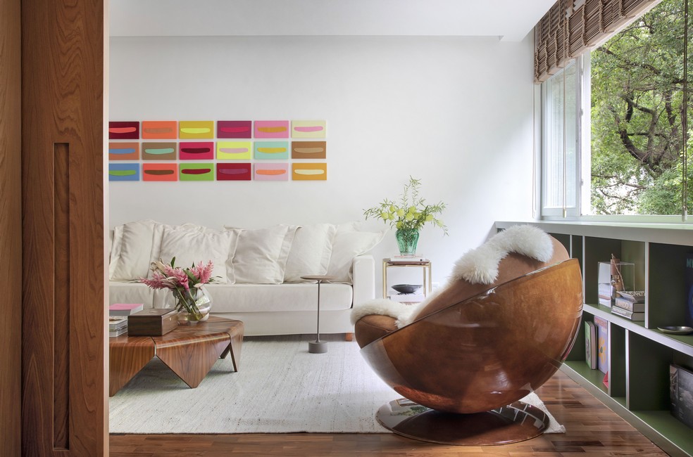 No apartamento, tons neutros são a base para a decoração colorida. Ao fundo, atrás do sofá, quadro da artista Estela Sokol em diferentes tons vibrantes — Foto: Denilson Machado/MCA Estúdio