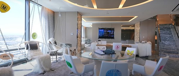 Imagens de borboletas estão presentes por vários detalhes da decoração — Foto: Reprodução/YouTube