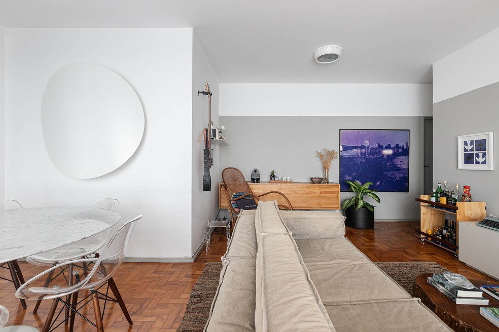 oOequilíbrio entre o retrô e o contemporâneo é a chave para o scessoda mistura de estilos. Projeto do escritório Pro.a Arquitetos — Foto: Gisele Rampazzo