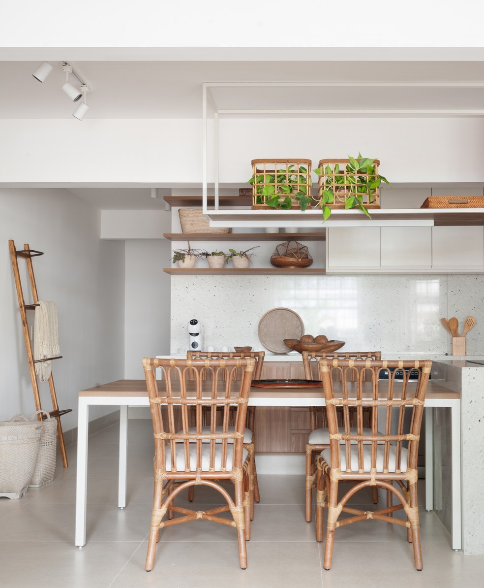 Mesa de jantar da sala de estar e cozinha integradas — Foto: Leonardo Olicos