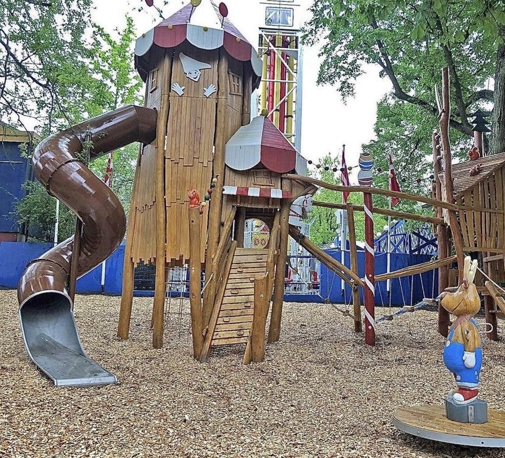 A madeira está presente em várias atrações do parque  — Foto: Reprodução/Instagram @bakkendk