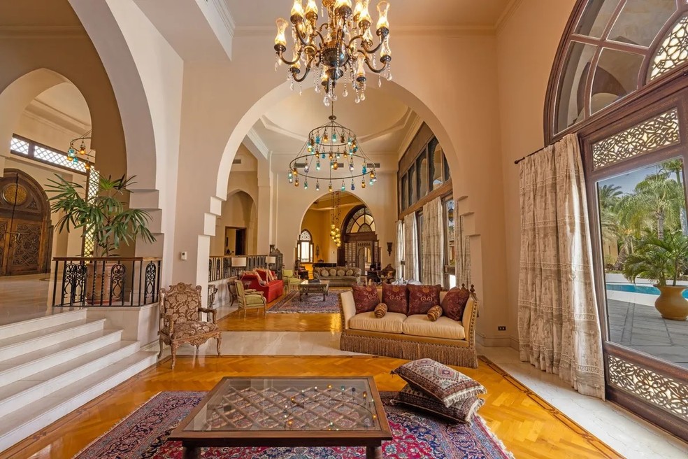 Lustres, luminárias e tapetes persas fazem parte da mansão mais cara do Egito — Foto: Divulgação/Sotheby's