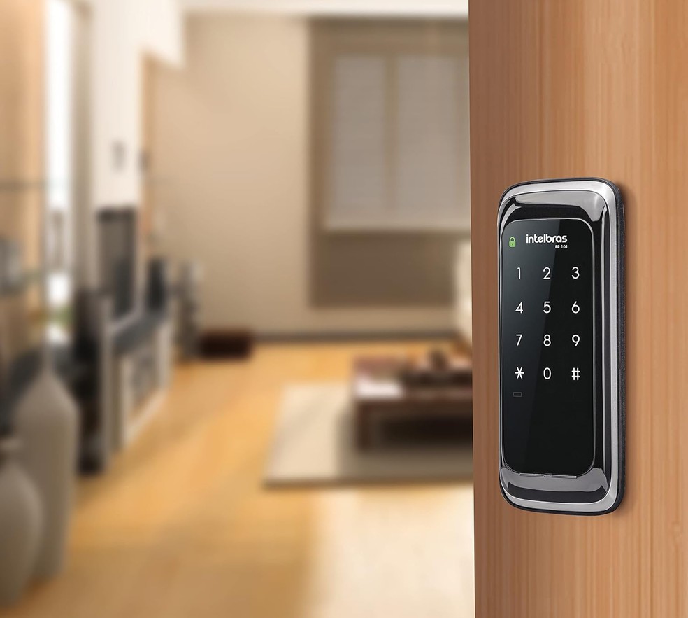 Fechadura digital de sobrepor Intelbras FR 101 com touch screen e travamento automático reforça a segurança e traz mais praticidade para a rotina da casa — Foto: Divulgação