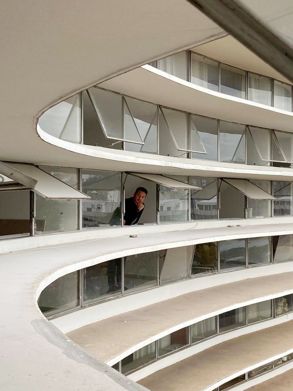 Apartamento de 195 m² em edifício de Oscar Niemeyer tem ar minimalista