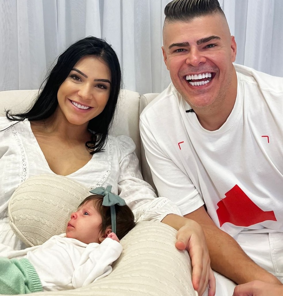 Rafael Vannucci e Sara Bezerra com a filha, Pietra, de 2 meses — Foto: Reprodução/Instagram