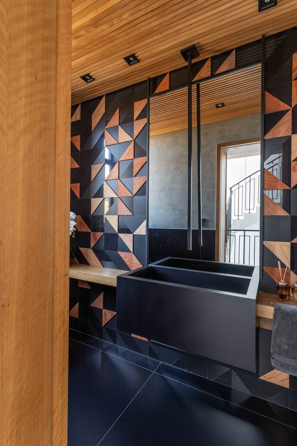 Os revestimentos em formas geométricas são destaque no lavabo — Foto: Leandro Moraes