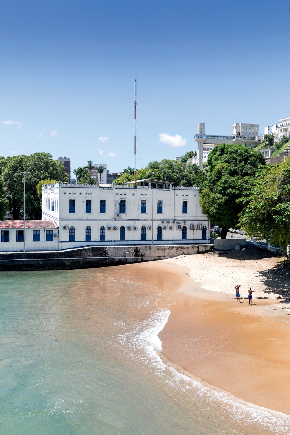 O panorama da Capitania dos Portos da Bahia e, mais ao fundo, o Elevador Lacerda, cartão-postal da cidade, visto a partir do terraço lateral da proprietária — Foto: Filippo Bamberghi
