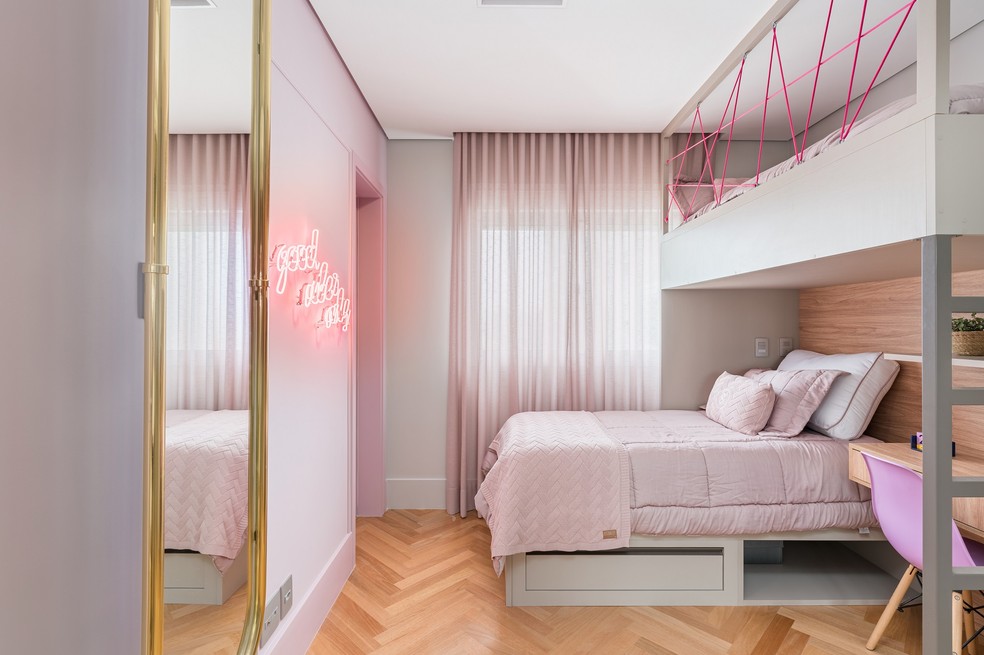 Projetado pelo Spaço Inteior, esse quarto possui beliche e todos os detalhes em rosa — Foto: Kadu Lopes