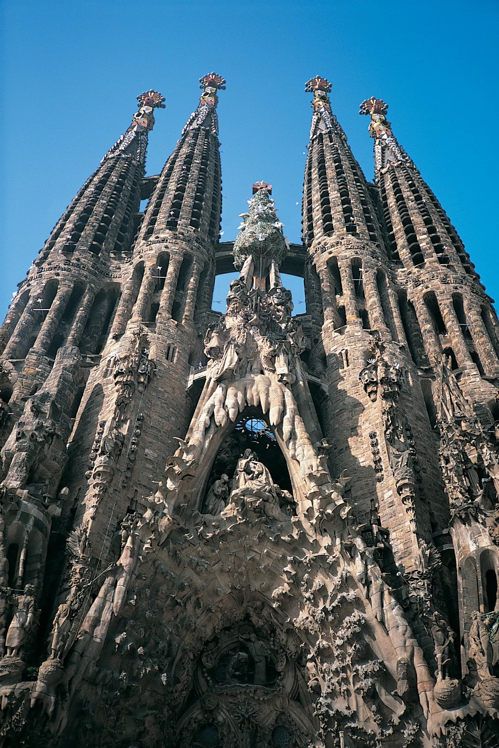 A fachada de pedra é cheia de motivos cristãos, incluindo o nascimento de Jesus — Foto: Mark Segal/Getty Images