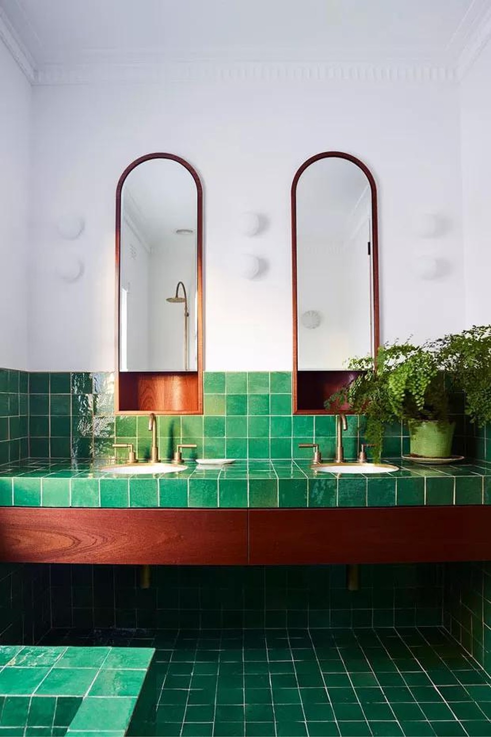 Décor do dia: Banheiro com ladrilho verde greenery (Foto: Divulgação/Reprodução) — Foto: Casa Vogue