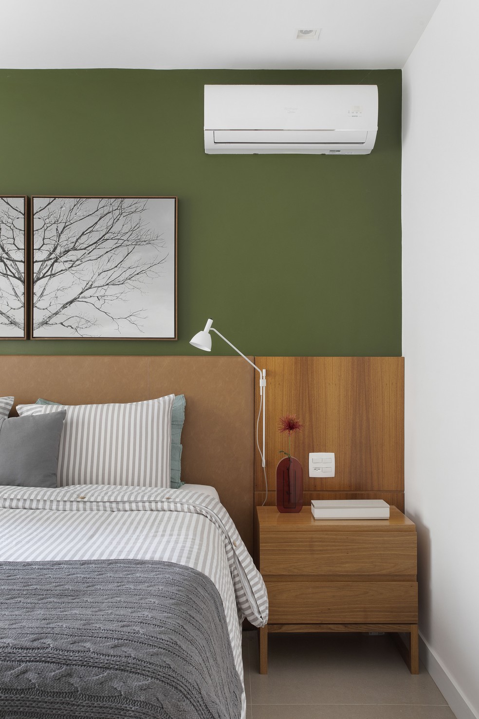 No quarto, o verde da parede harmoniza com o freijó natural — Foto: Juliano Colodeti/MCA Estúdio