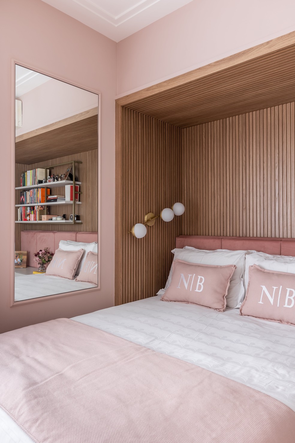 Assinado pela arquiteta Cristiane Schiavoni, esse quarto possui detalhes em rosa e em madeira — Foto: Carlos Piratininga/Divulgação