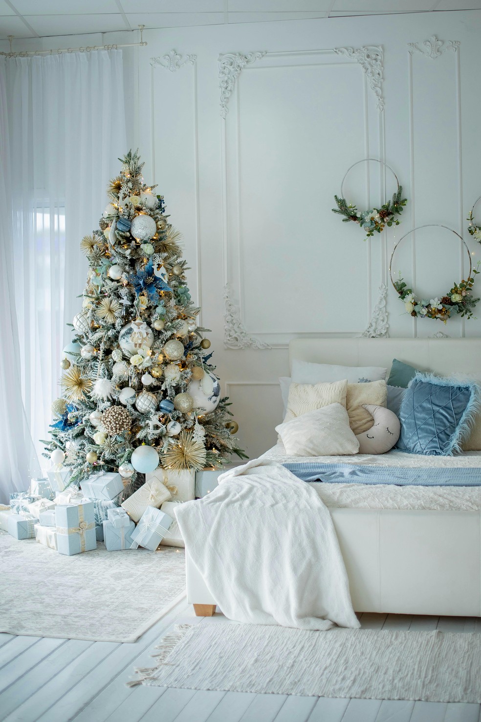 Tons neutros e pastéis invernais estão em alta na decoração de Natal — Foto: Valeria Boltneva/Pexels