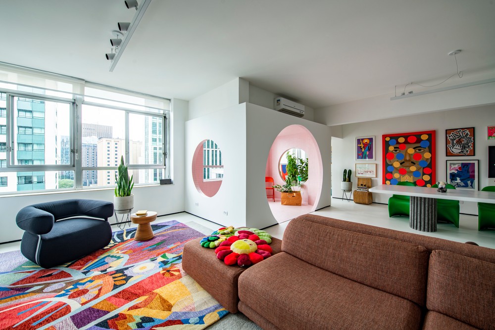 Por dentro do apartamento contemporâneo e irreverente de Laudz e Clau