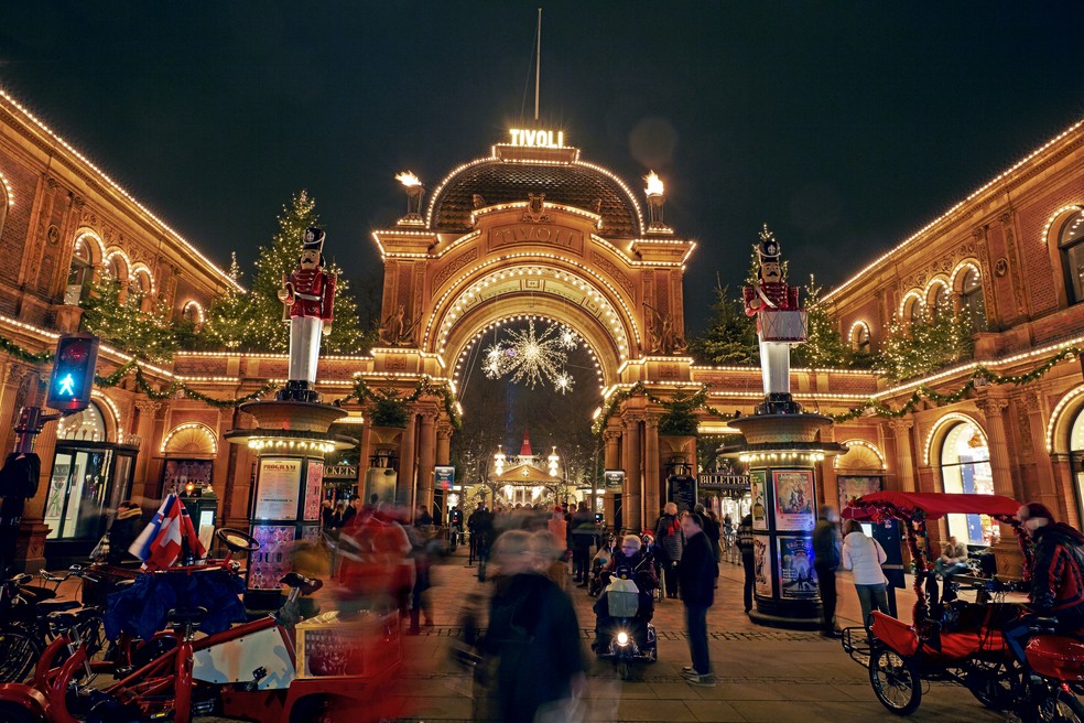 Tivoli Gardens, o famoso parque de diversões de Copenhague, iluminado no Natal — Foto: Getty Images/Allan Baxter