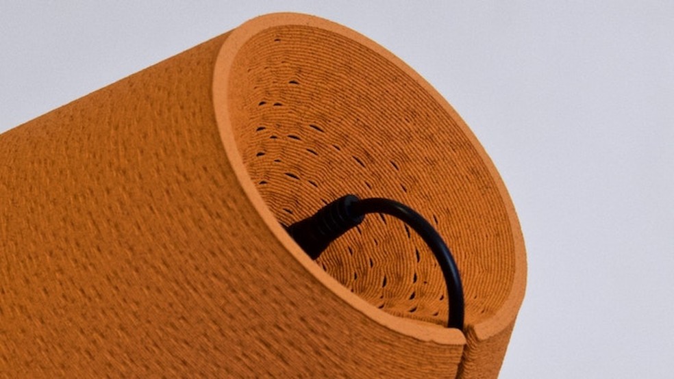 Detalhe da luminária Ohmie mostra a textura externa, que remete à casca da laranja, e as sutis caneluras do interior, que revelam a impressão 3D — Foto: Divulgação