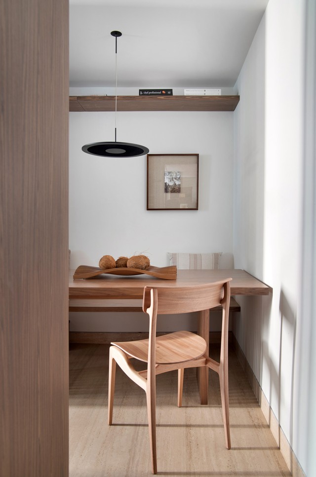 Apartamento de 160 m² com décor neutro e muitas plantas