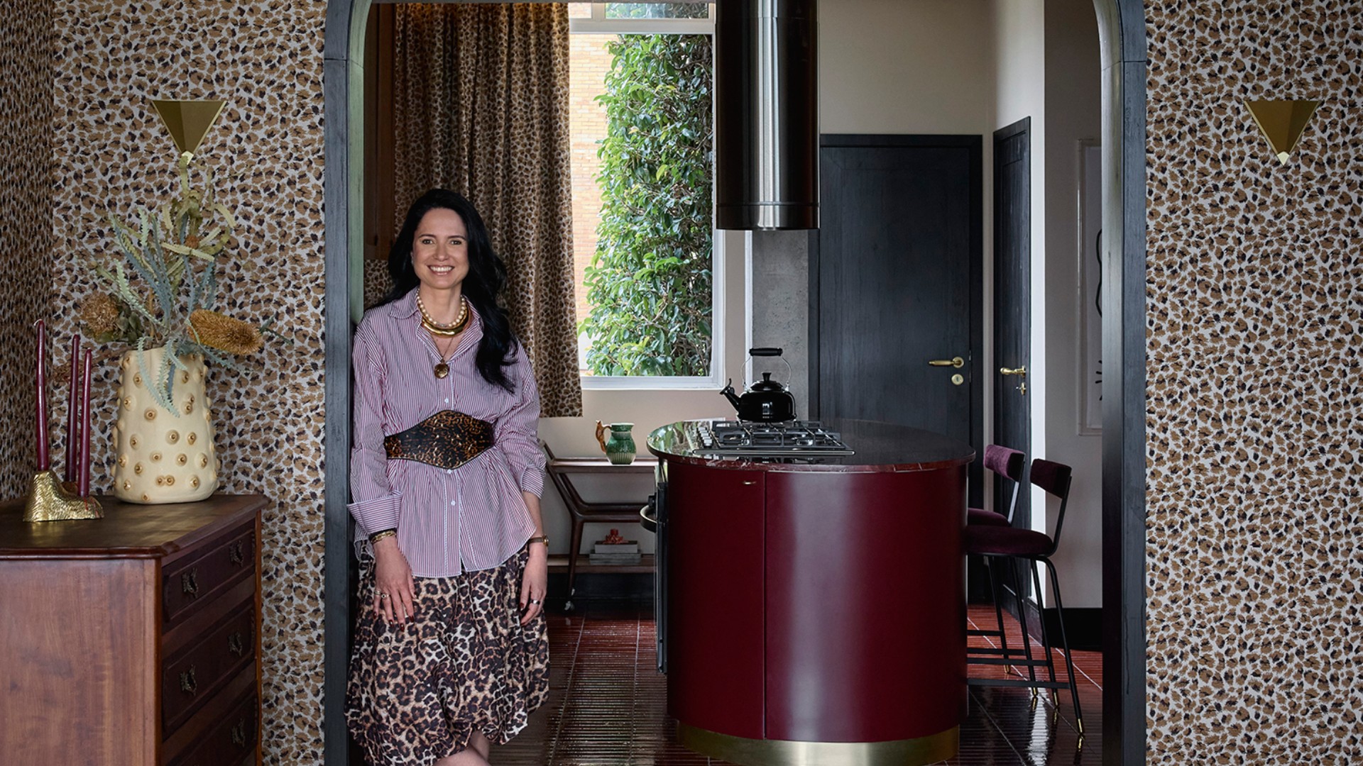 Capa fotográfica da fonte da Casa & Forma: Apartamento compacto ganha decoração inspirada na moda com animal print e cores