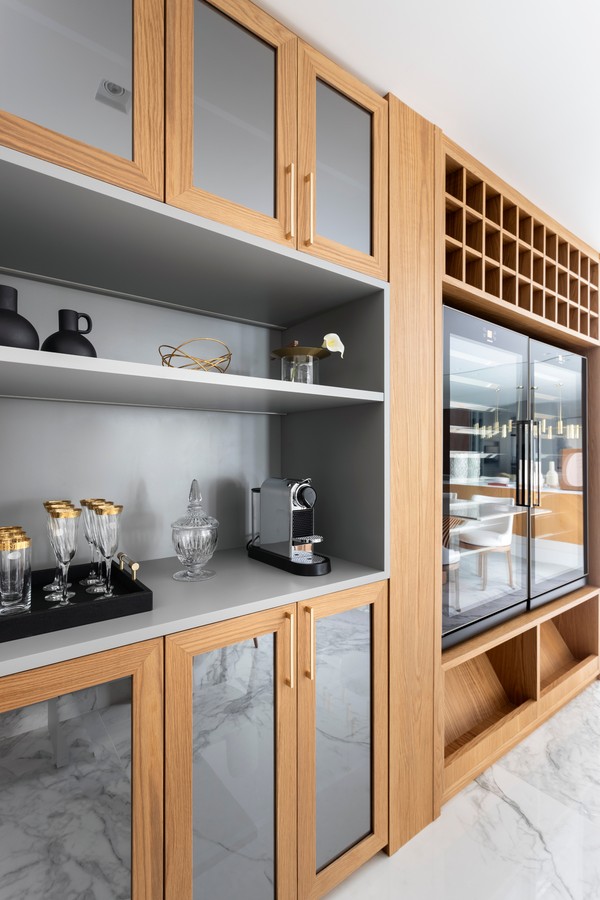 Décor do dia: cozinha e sala de jantar integradas com adega de carvalho