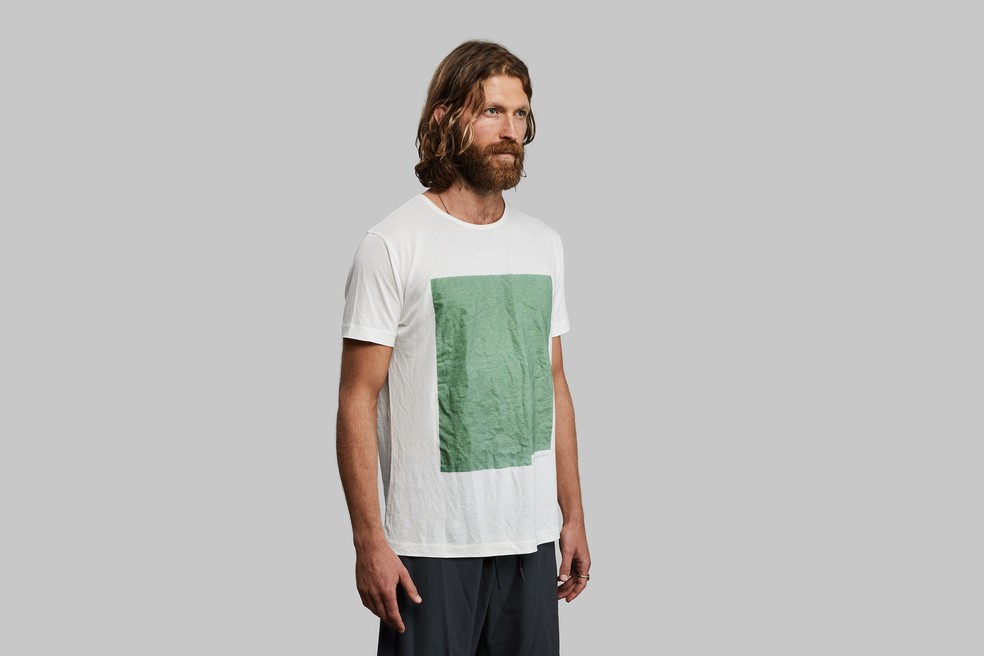À primeira vista, a camiseta biodegradável da Vollebak parece uma camiseta comum... — Foto: Divulgação