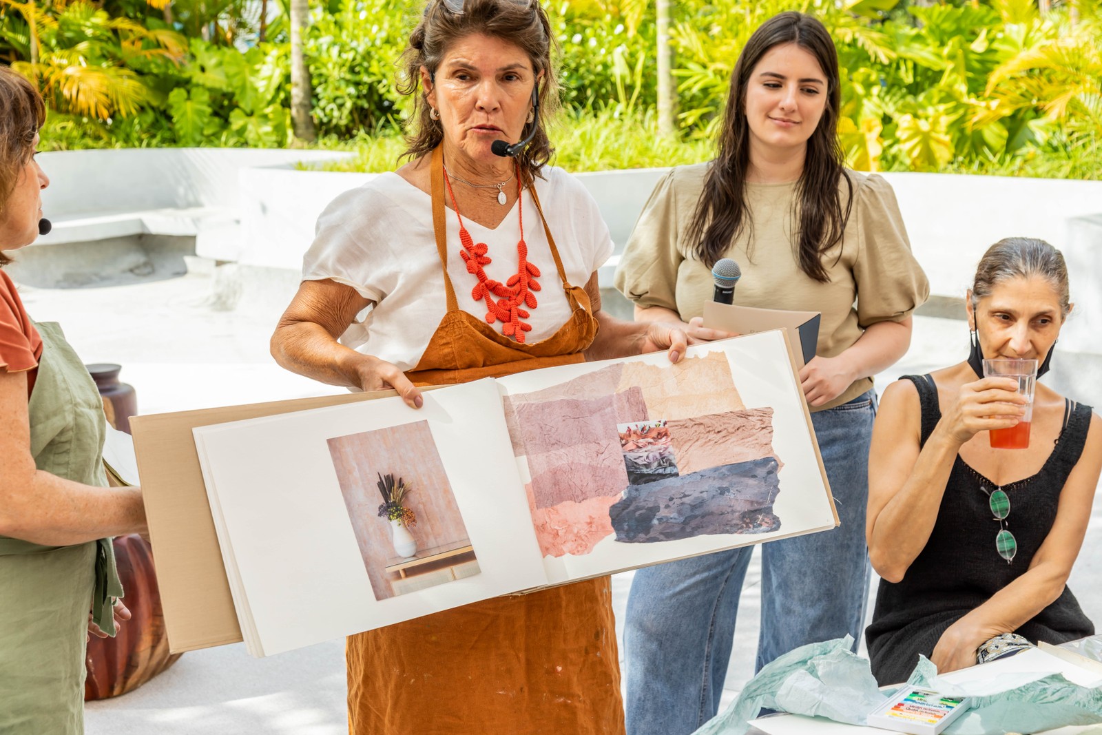 Workshop oferecido pela Coral, com experiência de cores e texturas com as artistas plásticas Adriana Pedrosa e Carlota Gasparian — Foto: David Mazzo