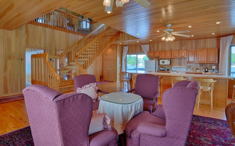 Interior de casa de 275 m² em ilha nos EUA — Foto: Divulgação/Private Islands