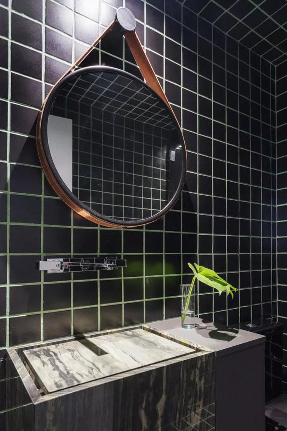 25 projetos de banheiros escuros para se inspirar - Revestindo a Casa