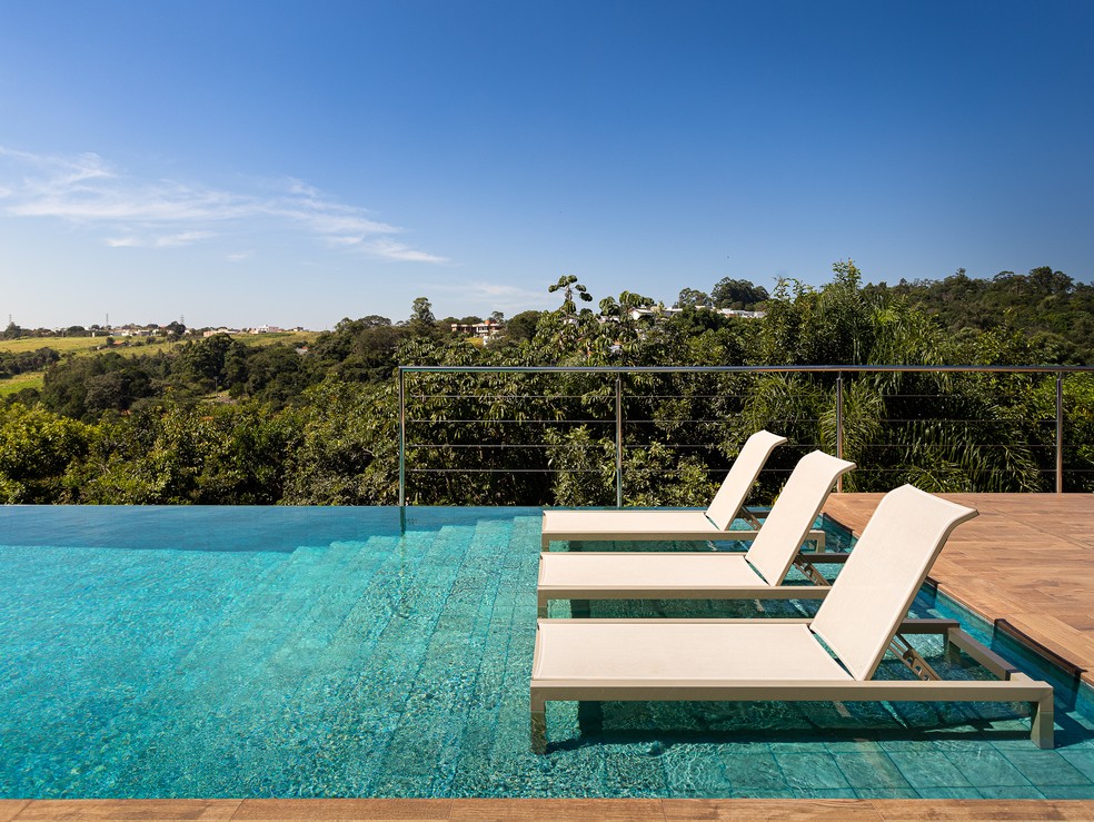A piscina, aos fundos do terreno, possui vista para a paisagem verde de Botucatu — Foto: Daniel Santo