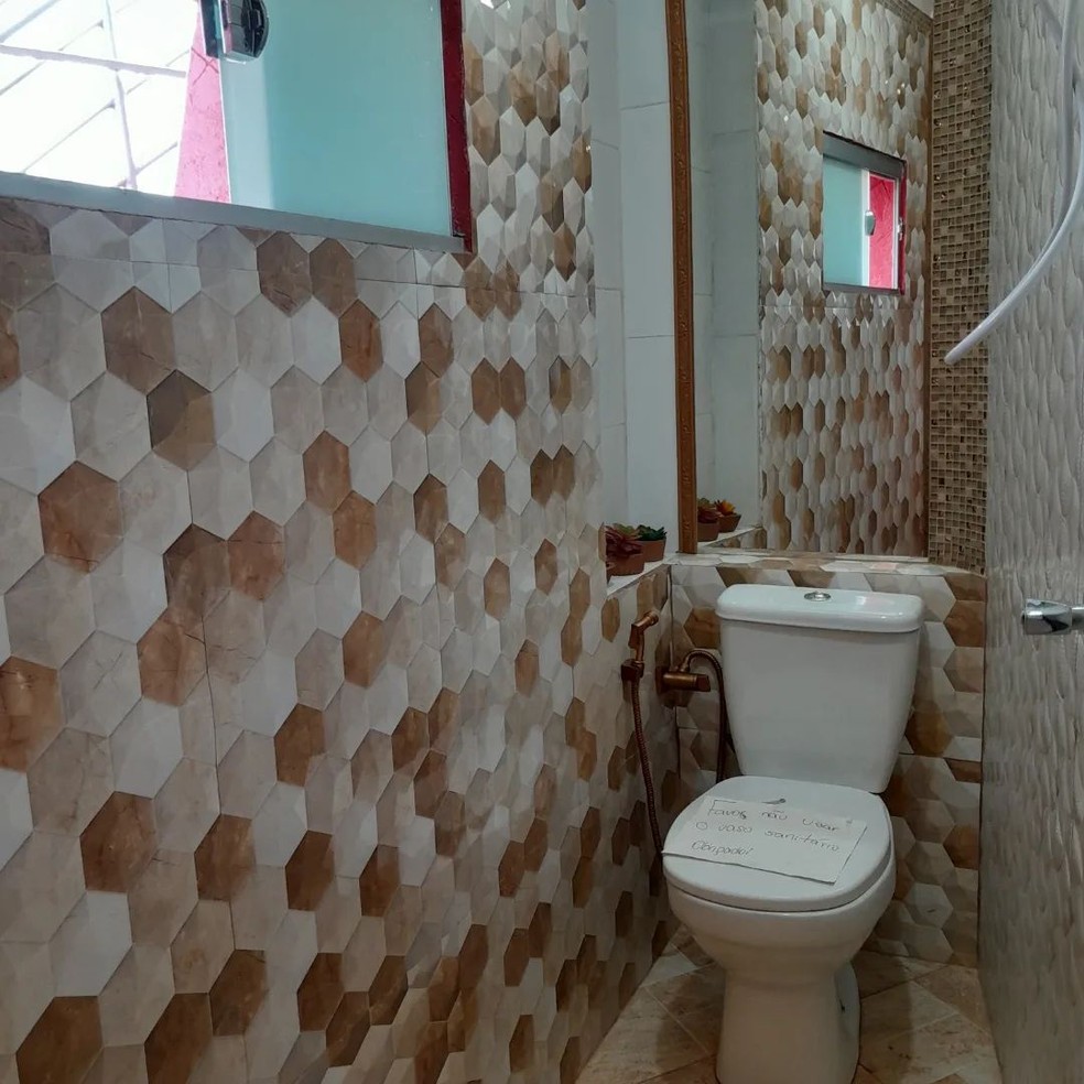 Banheiro da "Casa Elefante" — Foto: Reprodução/Instagram/@casaelefantemg